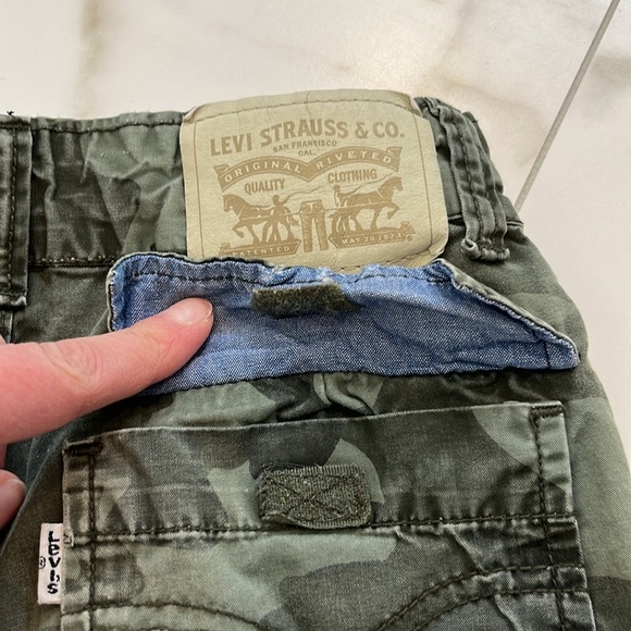 Levi’s youth green cargo shorts - Picture 4 of 4